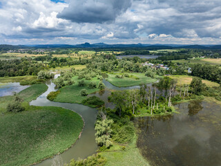 Luftbild vom Radolfzeller Aachried mit der Radolfzeller Aach bei Hochwasser, am Horizont die Hegauberge Hohentwiel, Hohenstoffeln, Hohenhewen