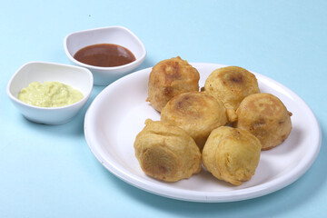 Monsoon Special Delicious Indian snack Bhajiya or Pakoda, item Potato Pakoda, Potato Slices, Methi Pakora, Onion Pakoda, Garlic Potato Pakora, Serving with Fresh Tomato Sauce and Fresh green Chutney