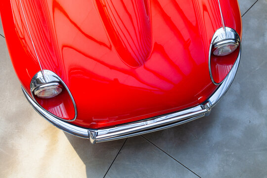 Motorhaube und Sto&szlig;stange eines Jaguar E-Type