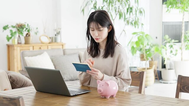 通帳の残高を確認する女性