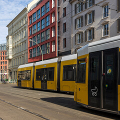 BERLIN, Germany - Май 16 2024, Berlin street scene. Yellow tram