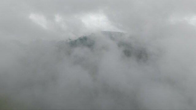 Vol dans les nuages