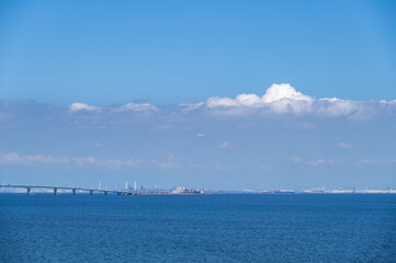 夏の日の東京湾の水平線とアクアライン