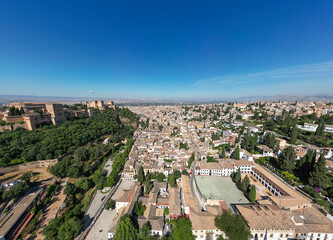 Fototapeta premium Vista panorámica de la ciudad de Granada con la alhambra, España
