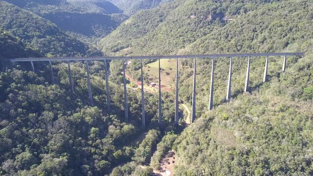O grande Viaduto 13, V13 ou Viaduto do Exercito como tambem &eacute; conhecido, em Vespasiano Corr&ecirc;a, Rio Grande do Sul, Brasil. O mais alto das am&eacute;ricas. 