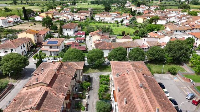 Vista aerea con drone della periferia di Empoli, una cittadina Toscana