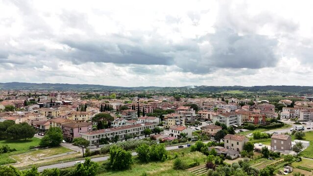 Sorvolo con drone della periferia di Empoli, una cittadina in Toscana