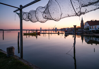 Letztes Abendlicht in der Fischersiedlung Holm in Schleswig an der Schlei