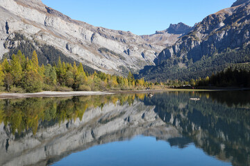 Obraz premium Perfect harmony: when the mountains are reflected in a lake