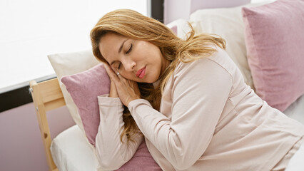 Naklejka premium A beautiful young hispanic woman sleeps peacefully in a cozy indoor bedroom setting, embodying tranquility and relaxation.