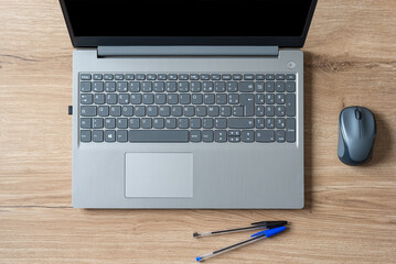 Clavier d'ordinateur portable sur un bureau en bois, stylos, bureau, ordinateur portable, souris