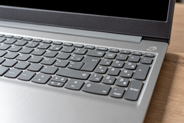 Clavier d'ordinateur portable sur bureau en bois, clavier ordinateur, ordinateur portable