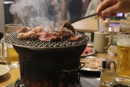 七輪で焼肉、煙がモクモク