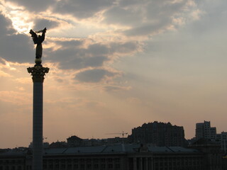 Obraz premium statue at sunset