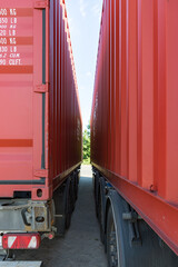 abgestellte Container auf Trailern für den weiteren Transport