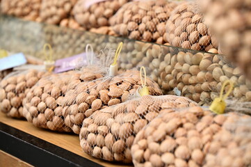 Ginkgo biloba is a nutrient-rich fruit with various health benefits. Rich in flavonoids and ginkgolic acid, it offers antioxidant, blood circulation-enhancing, and memory-boosting properties.