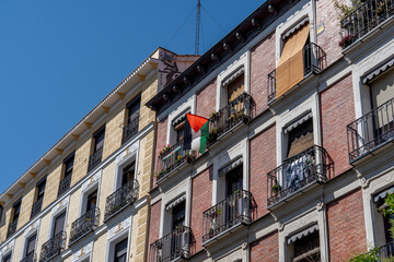 Bandera Palestina colgando de balcón de edificio. 