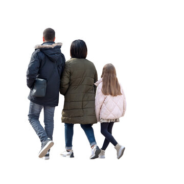 Vue de dos d&rsquo;un homme, d&rsquo;une femme et d&rsquo;une fillette marchant en hiver, tous v&ecirc;tus de manteaux &eacute;pais, tenues chaudes adapt&eacute;es &agrave; une journ&eacute;e froide en famille