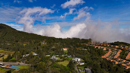 Imagen aérea en la Vereda de las Palmas, Envigado. Se observa el contraste de las nubes y el cielo...