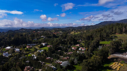 Imagen aérea en la Vereda de las Palmas, Envigado. Se observa el contraste de las nubes y el cielo...