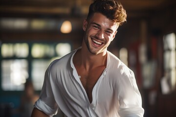 Obraz premium A man with a beard and a smile is wearing a white shirt