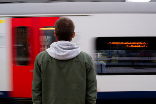 Homme attendant le train en gare
