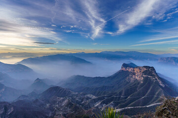 Obraz premium Amanecer en la montaña
