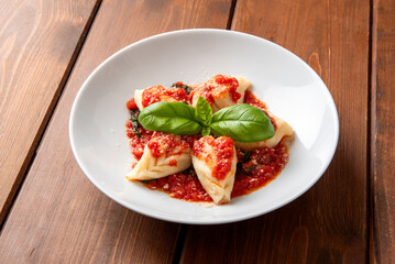 Classici culurgiones al sugo e pecorino, tradizionale pasta ogliastrina ripiena di patate, menta e pecorino della cucina Sarda, cibo italiano, gastronomia europea 
