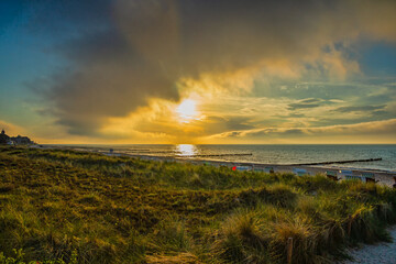 Wolkenspiel am Abendhimmel vor der Küste