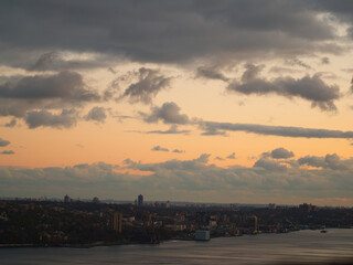 Fototapeta premium panoramic view of the hudson river skyline at sunset over northeastern new jersey and downstate new york 