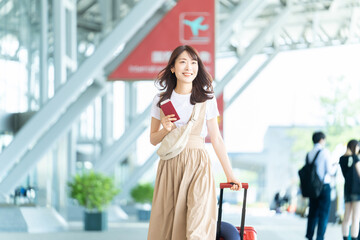 空港でパスポートを持つ旅行中の女性 © Trickster*