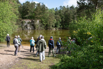 Groupe de randonneurs seniors en Bretagne