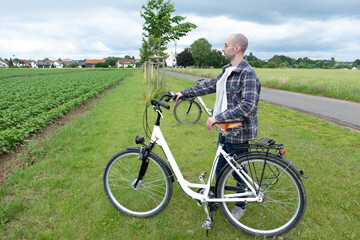 Obraz premium young man cyclist's tranquil journey through verdant fields harmonious blend of eco-conscious transportation and serenity nature, Eco-adventure