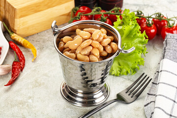 White canned beans in the bowl