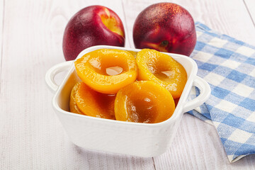 Canned peaches with sweet syrope