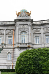 Obraz premium The facade of the State Guest House Akasaka Palace on a cloudy day