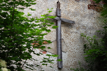 Holzkreuz hängt am Mauer