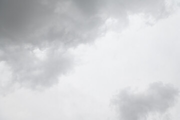 今にも雨が降り出しような曇り空。くもりの天気。　