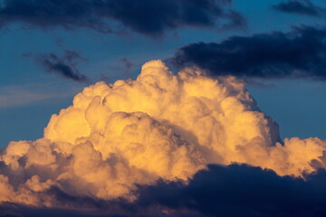 Cumulonembo con i colori del tramonto dopo la pioggia