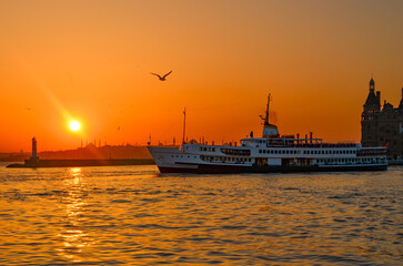 Fototapeta premium sunset over the bosphorus and ferry, istanbul