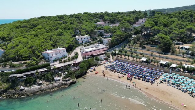borgo marinaro sulla costa del gargano con una spiaggia attrezzata visto dall'alto