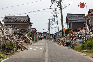 能登半島地震、瓦礫を道端に集めた後