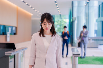 悲しい顔をしてオフィスに出社する女性
