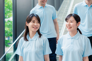福祉の現場で楽しく働くスタッフ