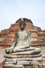 Fototapeta premium タイの観光地アユタヤで見られる歴史的に重要な石像