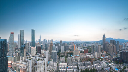 Obraz premium Expansive Modern City Skyline at Dusk
