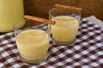 メキシコの卵の飲み物　ロンポペ　Rompope (Mexican eggnog, Eggnog mexicano)　コピースペースあり　
Mexican egg drink Rompope (Mexican eggnog, Eggnog mexicano)　with copy space
