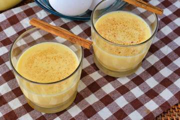 メキシコの卵の飲み物　ロンポペ　Rompope (Mexican eggnog, Eggnog mexicano)　コピースペースあり　
Mexican egg drink Rompope (Mexican eggnog, Eggnog mexicano)　with copy space
