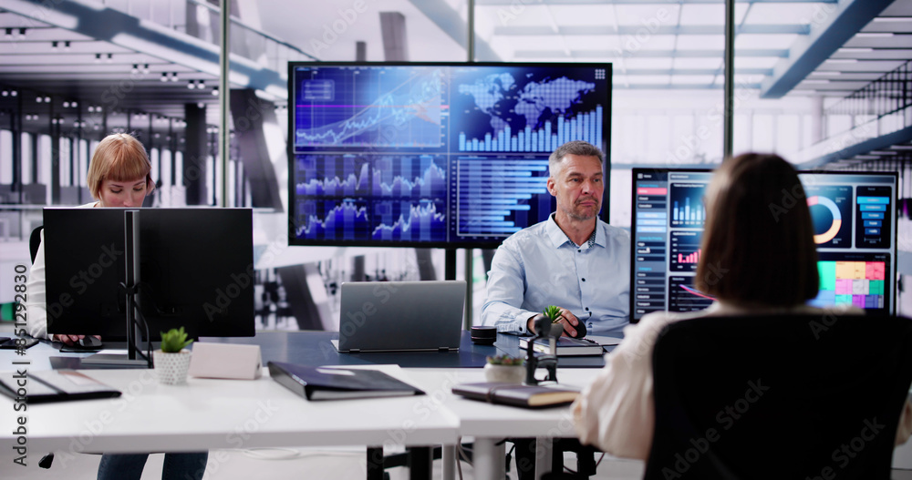 Aufkleber analysts using performance dashboard on screens