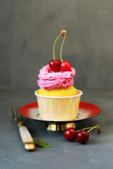 sommerliche Zitronen Cupcake mit Sauerkirschcreme
